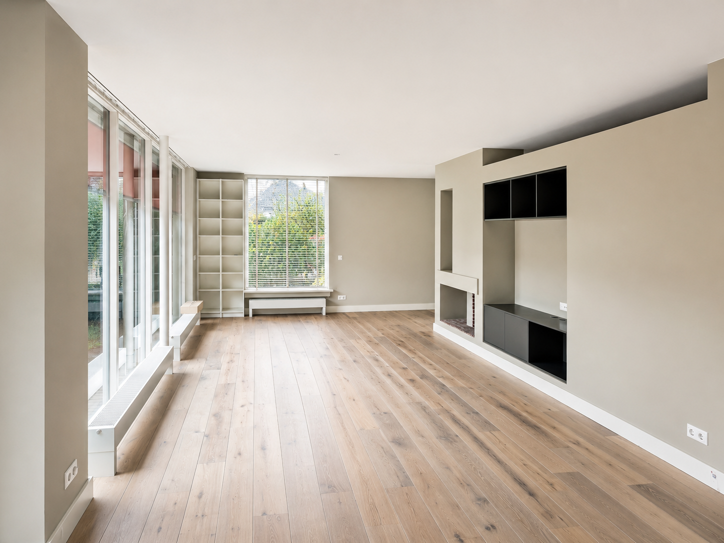 Geschilderde woonkamer met nieuwe wandafwerking in Roelofarendsveen