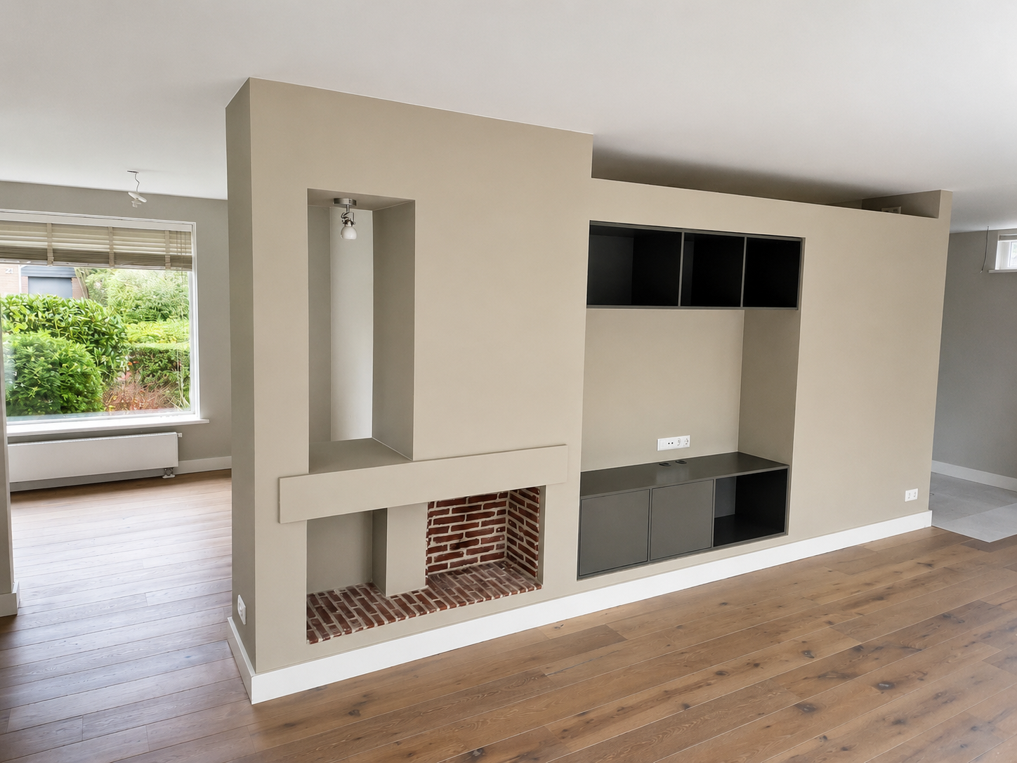 Geschilderde maatwerk haardwand met inbouwmeubel in Roelofarendsveen