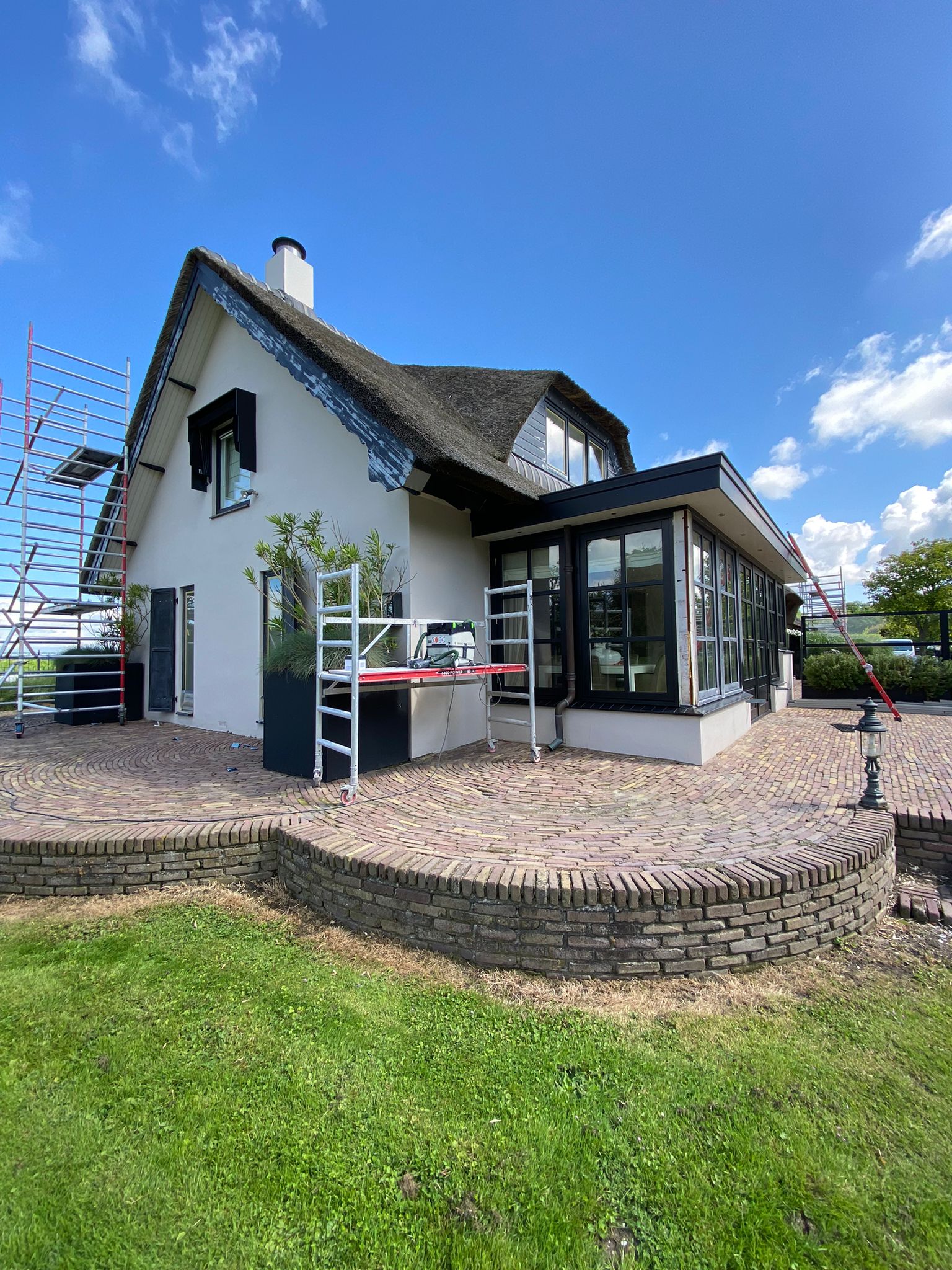 Herstel en schilderwerk aan houtwerk van een rietgedekte villa in Nederhorst den Berg