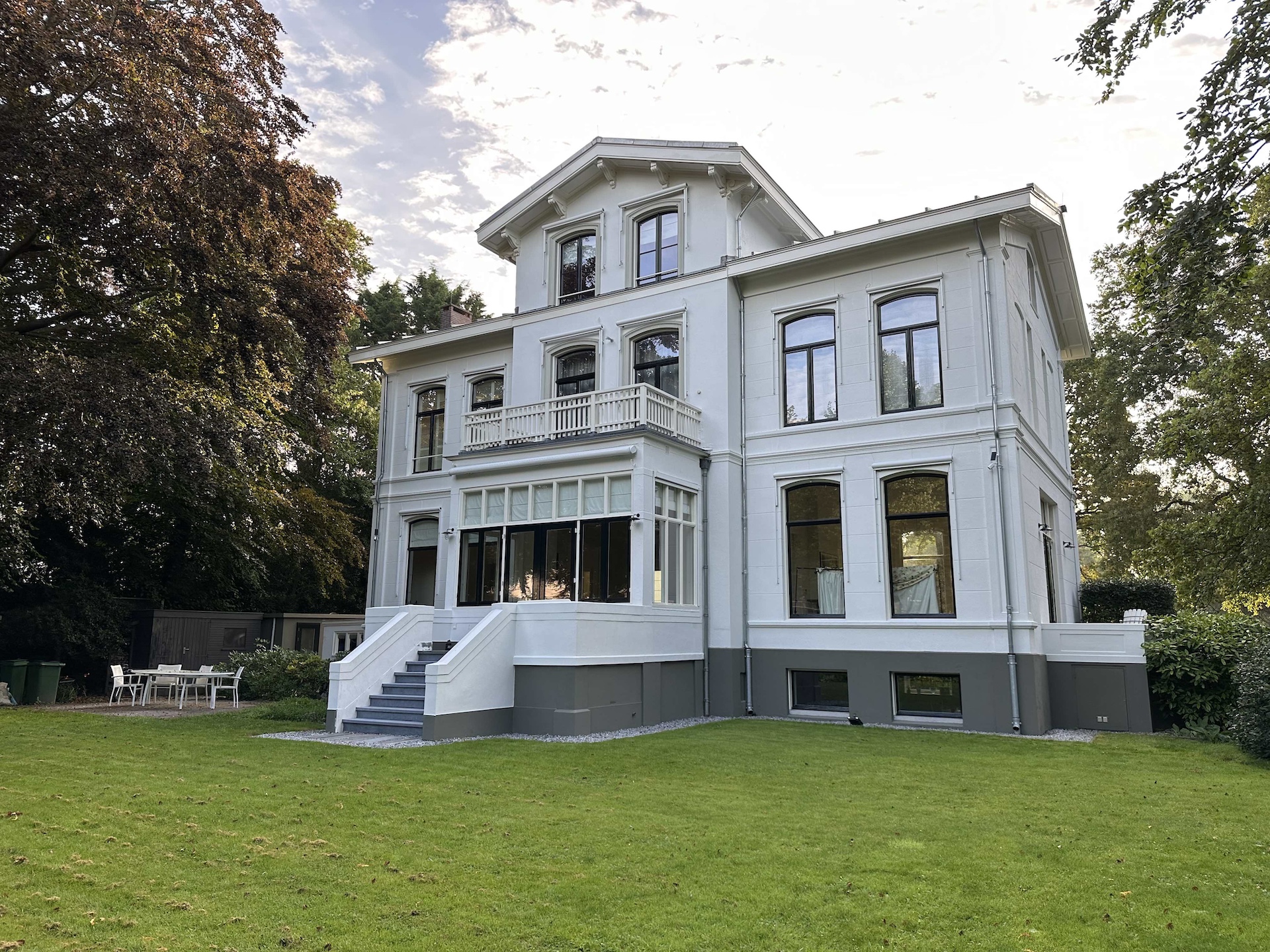Buiten- en binnenschilderwerk aan een rijksmonument in Haarlem